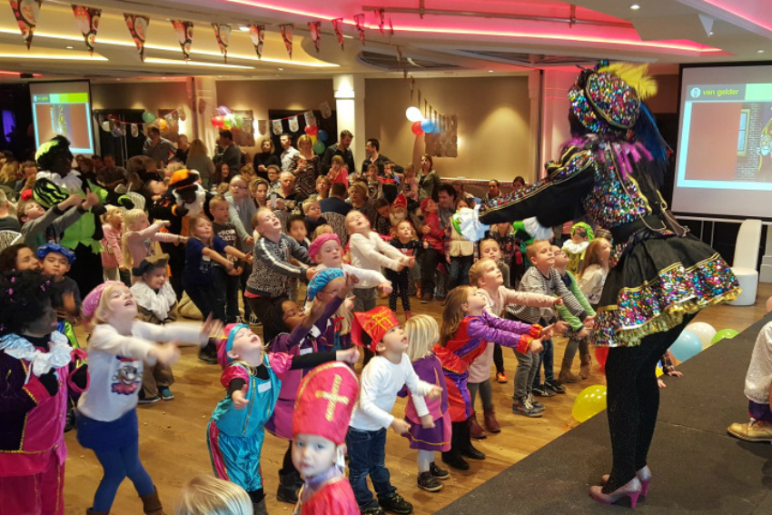 Discopiet met kids dansen zicht op de zaal sintopzijnbest