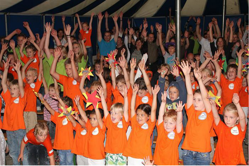 Kinderpubliek met armen omhoog