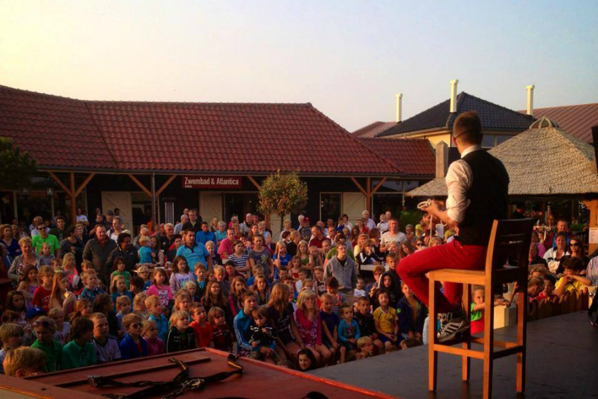 Lars op podium voor kinderpubliek