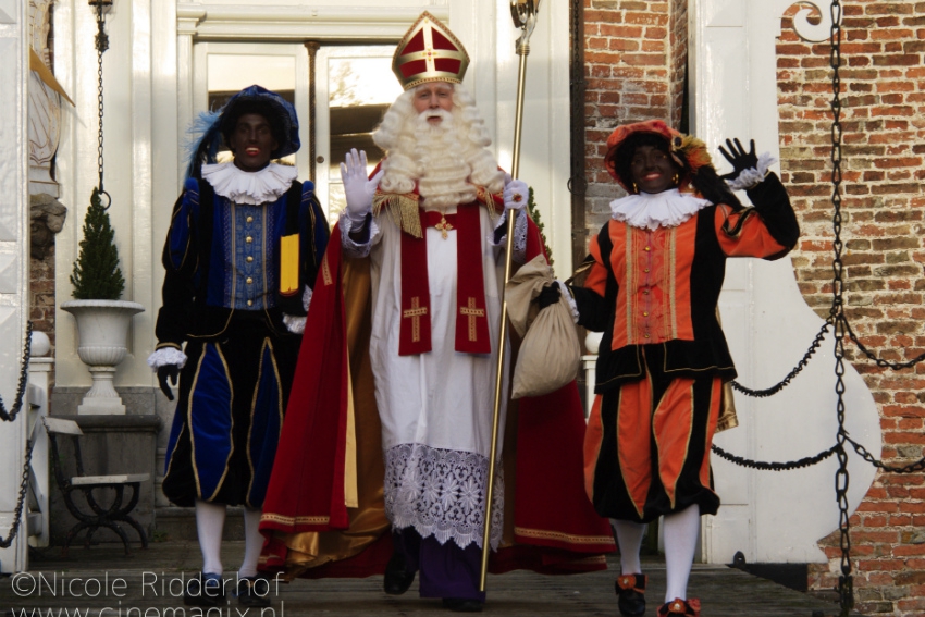 De Gevelridder met Sint en pieten lopend sintopzijnbest